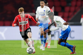 2021-11-20 - Yorbe Vertessen of PSV is challenged by Romaric Yapi of Vitesse during the Netherlands championship Eredivisie football match between PSV and Vitesse on November 20, 2021 at the Philips Stadion in Eindhoven, Netherlands - PSV VS VITESSE - NETHERLANDS EREDIVISIE - SOCCER
