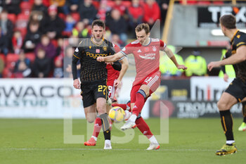 2021-11-06 - Aberdeen's Ryan Hedges (11) and Motherwell's Sean Goss (27) during the Scottish championship Premiership football match between Aberdeen and Motherwell on November 6, 2021 at Pittodrie Stadium in Aberdeen, Scotland - ABERDEEN VS MOTHERWELL - SCOTTISH PREMIERSHIP - SOCCER