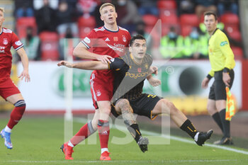 2021-11-06 - Aberdeen's Lewis Ferguson (19) and Motherwell's Tony Watt (32) during the Scottish championship Premiership football match between Aberdeen and Motherwell on November 6, 2021 at Pittodrie Stadium in Aberdeen, Scotland - ABERDEEN VS MOTHERWELL - SCOTTISH PREMIERSHIP - SOCCER