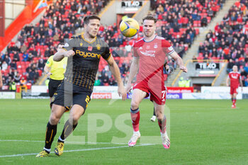 2021-11-06 - Aberdeen's Marley Watkins (7) and Motherwell's Stephen O'Donnell (2) during the Scottish championship Premiership football match between Aberdeen and Motherwell on November 6, 2021 at Pittodrie Stadium in Aberdeen, Scotland - ABERDEEN VS MOTHERWELL - SCOTTISH PREMIERSHIP - SOCCER