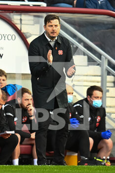 2021-11-06 - Dundee Utd manager, Tam Courts during the Scottish championship, Premiership football match between Heart of Midlothian and Dundee United on November 6, 2021 at Tynecastle Park in Edinburgh, Scotland - HEART OF MIDLOTHIAN VS DUNDEE UNITED - SCOTTISH PREMIERSHIP - SOCCER