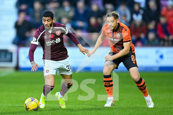 2021-11-06 - Josh Ginnelly of Heart of Midlothian FC and Peter Pawlett of Dundee Utd FC during the Scottish championship, Premiership football match between Heart of Midlothian and Dundee United on November 6, 2021 at Tynecastle Park in Edinburgh, Scotland - HEART OF MIDLOTHIAN VS DUNDEE UNITED - SCOTTISH PREMIERSHIP - SOCCER