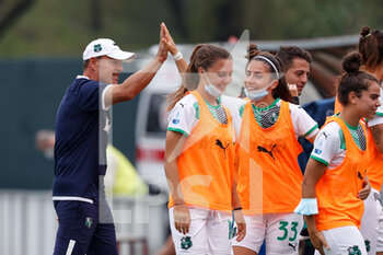 2021-09-25 - Gianpiero Piovani (U.S. Sassuolo) festeggia con le giocatrici in panchina dopo il gol del vantaggio - AC MILAN VS US SASSUOLO - ITALIAN SERIE A WOMEN - SOCCER