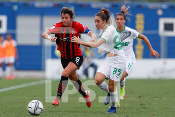2021-09-25 - Valentina Giacinti (AC Milan) trattiene la maglia di Maria Luisa Filangeri (U.S. Sassuolo) per tenerla lontana dal pallone - AC MILAN VS US SASSUOLO - ITALIAN SERIE A WOMEN - SOCCER