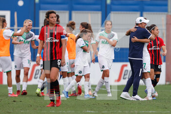 2021-09-25 - Gianpiero Piovani (U.S. Sassuolo) abbraccia le sue giocatrici dopo la vittoria - AC MILAN VS US SASSUOLO - ITALIAN SERIE A WOMEN - SOCCER