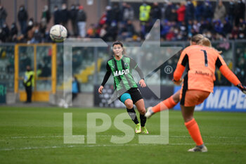 2021-12-04 - Cantore in pressing on juventus goalkeper - US SASSUOLO VS JUVENTUS FC - ITALIAN SERIE A WOMEN - SOCCER