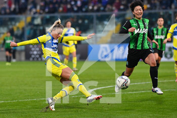 2021-12-04 - Martina Rosucci (Juventus woman) shooting on goal - US SASSUOLO VS JUVENTUS FC - ITALIAN SERIE A WOMEN - SOCCER