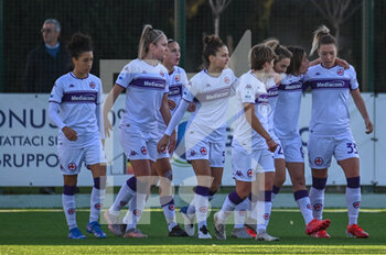2021-12-12 - Daniela Sabatino (Fiorentina) celebrates with teammates after scoring a goal of 1-0 - EMPOLI LADIES VS ACF FIORENTINA - ITALIAN SERIE A WOMEN - SOCCER