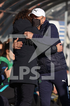2021-12-11 - Rita Guarino (FC Internazionale) and Gianpiero Piovani (U.S. Sassuolo) hugs before the match - INTER - FC INTERNAZIONALE VS US SASSUOLO - ITALIAN SERIE A WOMEN - SOCCER