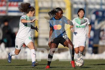 2021-12-11 - Maria Luisa Filangeri (U.S. Sassuolo) and Ajara Nchout (FC Internazionale) battle for the ball - INTER - FC INTERNAZIONALE VS US SASSUOLO - ITALIAN SERIE A WOMEN - SOCCER