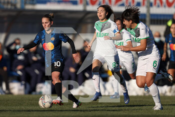 2021-12-11 - Tatiana Bonetti (FC Internazionale) is challenged by Maria Luisa Filangeri (U.S. Sassuolo) and Mana Mihashi (U.S. Sassuolo) - INTER - FC INTERNAZIONALE VS US SASSUOLO - ITALIAN SERIE A WOMEN - SOCCER