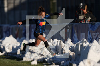 2021-12-11 - Elin Landstrom (FC Internazionale) exits the pitch falling into the snow - INTER - FC INTERNAZIONALE VS US SASSUOLO - ITALIAN SERIE A WOMEN - SOCCER