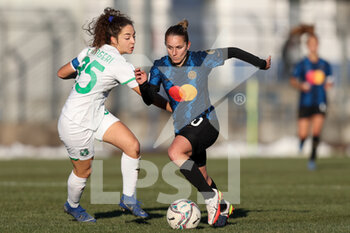 2021-12-11 - Tatiana Bonetti (FC Internazionale) is challenged by Maria Luisa Filangeri (U.S. Sassuolo) - INTER - FC INTERNAZIONALE VS US SASSUOLO - ITALIAN SERIE A WOMEN - SOCCER