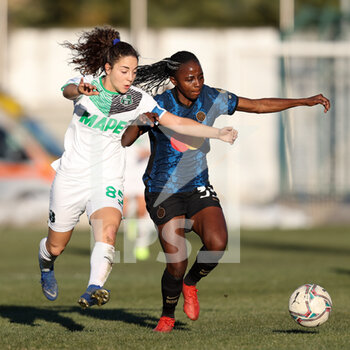 2021-12-11 - Maria Luisa Filangeri (U.S. Sassuolo) and Ajara Nchout (FC Internazionale) battle for the ball - INTER - FC INTERNAZIONALE VS US SASSUOLO - ITALIAN SERIE A WOMEN - SOCCER