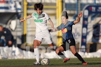 2021-12-11 - Mana Mihashi (U.S. Sassuolo) is challenged by Ghoutia Karchouni (FC Internazionale) - INTER - FC INTERNAZIONALE VS US SASSUOLO - ITALIAN SERIE A WOMEN - SOCCER