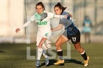 2021-12-11 - Davina Philtjens (U.S. Sassuolo) is challenged by Macarena Portales Nieto (FC Internazionale) - INTER - FC INTERNAZIONALE VS US SASSUOLO - ITALIAN SERIE A WOMEN - SOCCER