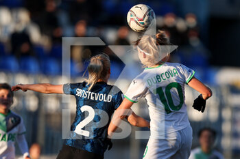 2021-12-11 - Kamila Dubcova (U.S. Sassuolo) and Anja Sonstevold (FC Internazionale) battle for the ball - INTER - FC INTERNAZIONALE VS US SASSUOLO - ITALIAN SERIE A WOMEN - SOCCER