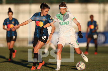 2021-12-11 - Kamila Dubcova (U.S. Sassuolo) and Maria Teresa Pandini (FC Internazionale) battle for the ball - INTER - FC INTERNAZIONALE VS US SASSUOLO - ITALIAN SERIE A WOMEN - SOCCER