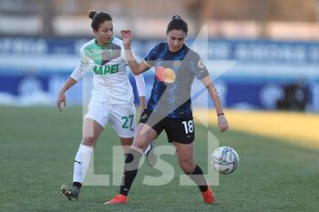 2021-12-11 - Maria Teresa Pandini (FC Internazionale) is challenged by Erika Santoro (U.S. Sassuolo) - INTER - FC INTERNAZIONALE VS US SASSUOLO - ITALIAN SERIE A WOMEN - SOCCER