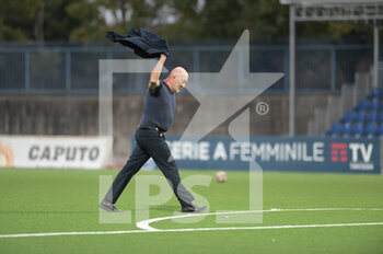 2021-10-31 - Coach Alessandro Pistolesi in a moment of anger at the end of the match - NAPOLI FEMMINILE VS UC SAMPDORIA - ITALIAN SERIE A WOMEN - SOCCER