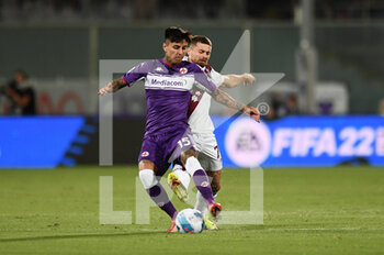 2021-08-28 - Erick Pulgar (ACF Fiorentina) in action against Karol Linetty (Torino FC) - ACF FIORENTINA VS TORINO FC - ITALIAN SERIE A - SOCCER