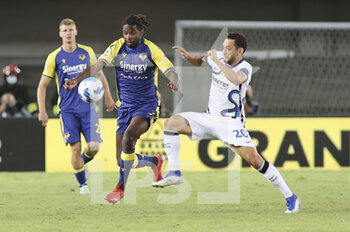 2021-08-27 - Adrien Tameze - Hellas Verona - hindered by Hakan Calhanoglu - Inter - - HELLAS VERONA FC VS INTER - FC INTERNAZIONALE - ITALIAN SERIE A - SOCCER