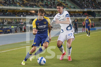 2021-08-27 - Ivan Ilic - Hellas Verona hindered by Alessandro Bastoni - Inter - - HELLAS VERONA FC VS INTER - FC INTERNAZIONALE - ITALIAN SERIE A - SOCCER