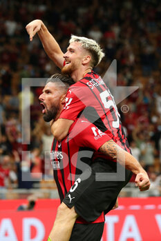 2021-08-29 - Olivier Giroud (AC Milan) celebrates with Alexis Saelemaekers (AC Milan) after scoring the 3-1 goal - AC MILAN VS CAGLIARI CALCIO - ITALIAN SERIE A - SOCCER