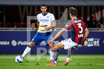 2021-09-13 - Davide Faraoni (Verona) in action against Aaron Hickey (Bologna) - BOLOGNA FC VS HELLAS VERONA FC - ITALIAN SERIE A - SOCCER