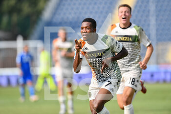 2021-09-11 - David Okereke (Venezia) festeggia dopo aver segnato un gol - EMPOLI FC VS VENEZIA FC - ITALIAN SERIE A - SOCCER