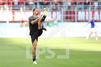 2021-09-12 - Zlatan Ibrahimovic of AC Milan warms up during the Serie A 2021/22 football match between AC Milan and SS Lazio at Giuseppe Meazza Stadium, Milan, Italy on September 12, 2021 - AC MILAN VS SS LAZIO - ITALIAN SERIE A - SOCCER