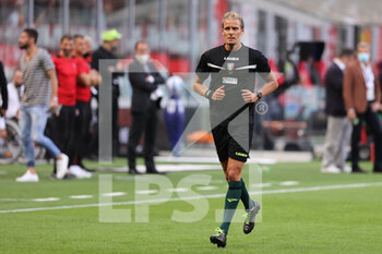 2021-09-12 - Referee Daniele Chiffi warms up during the Serie A 2021/22 football match between AC Milan and SS Lazio at Giuseppe Meazza Stadium, Milan, Italy on September 12, 2021 - AC MILAN VS SS LAZIO - ITALIAN SERIE A - SOCCER