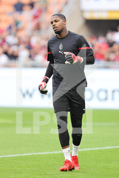 2021-09-12 - Mike Maignan of AC Milan warms up during the Serie A 2021/22 football match between AC Milan and SS Lazio at Giuseppe Meazza Stadium, Milan, Italy on September 12, 2021 - AC MILAN VS SS LAZIO - ITALIAN SERIE A - SOCCER