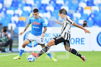 2021-09-11 - Napoli's forward Matteo Politano compete for the ball with Juventus' defender Luca Pellegrini  - SSC NAPOLI VS JUVENTUS FC - ITALIAN SERIE A - SOCCER