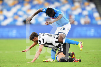 2021-09-11 - Juventus' midfielder Manuel Locatelli fights for the ball against Napoli's midfielder Andre Anguissa  - SSC NAPOLI VS JUVENTUS FC - ITALIAN SERIE A - SOCCER