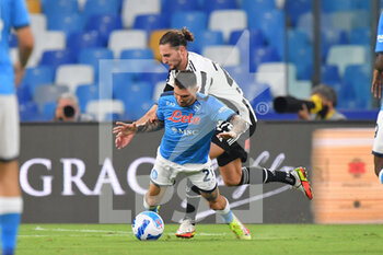 2021-09-11 - Napoli's forward Matteo Politano compete for the ball with Juventus' midfielder Adrien Rabiot  - SSC NAPOLI VS JUVENTUS FC - ITALIAN SERIE A - SOCCER