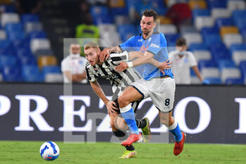 2021-09-11 - Napoli's midfielder Fabian Ruiz challenge for the ball with Juventus' forward Dejan Kulusevski  - SSC NAPOLI VS JUVENTUS FC - ITALIAN SERIE A - SOCCER