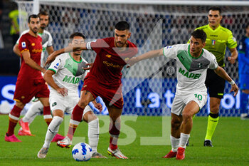 2021-09-12 - Lorenzo Pellegrini of AS Roma and Filip Djuricic of US Sassuolo Calcio in action during the  Italian Football Championship League A 2021/2022 match between AS Roma vs US Sassuolo at the Olimpic Stadium in Rome. - AS ROMA VS US SASSUOLO - ITALIAN SERIE A - SOCCER