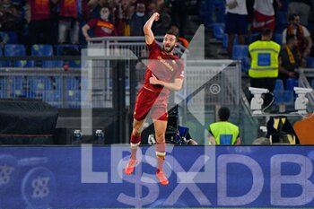 2021-09-12 - Bryan Cristante of AS Roma celebrates after scoring goal 1-0 in action during the  Italian Football Championship League A 2021/2022 match between AS Roma vs US Sassuolo at the Olimpic Stadium in Rome. - AS ROMA VS US SASSUOLO - ITALIAN SERIE A - SOCCER