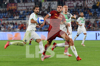 2021-09-12 - Lorenzo Pellegrini of AS Roma in action during the  Italian Football Championship League A 2021/2022 match between AS Roma vs US Sassuolo at the Olimpic Stadium in Rome. - AS ROMA VS US SASSUOLO - ITALIAN SERIE A - SOCCER