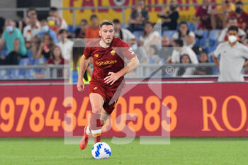 2021-09-12 - Jordan Veretout of AS Roma in action during the  Italian Football Championship League A 2021/2022 match between AS Roma vs US Sassuolo at the Olimpic Stadium in Rome. - AS ROMA VS US SASSUOLO - ITALIAN SERIE A - SOCCER