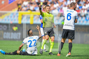 2021-09-12 - Arturo Vidal (Inter), The Referee of the match Davide Orsato of Schio Yellow card for Stefan de Vrij (Inter) - UC SAMPDORIA VS INTER - FC INTERNAZIONALE - ITALIAN SERIE A - SOCCER