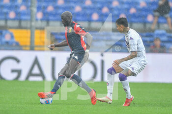 2021-09-18 - Abdoulaye Touré (Genoa), Maxi Olivera (Fiorentina) - GENOA CFC VS ACF FIORENTINA - ITALIAN SERIE A - SOCCER