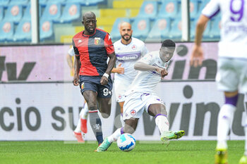 2021-09-18 - Abdoulaye Touré (Genoa), Alfred Duncan (Fiorentina) - GENOA CFC VS ACF FIORENTINA - ITALIAN SERIE A - SOCCER
