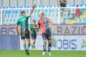 2021-09-18 - The Referee of the match Livio Marinelli of Tivoli, Yellow card for Valon Behrami (Genoa) - GENOA CFC VS ACF FIORENTINA - ITALIAN SERIE A - SOCCER
