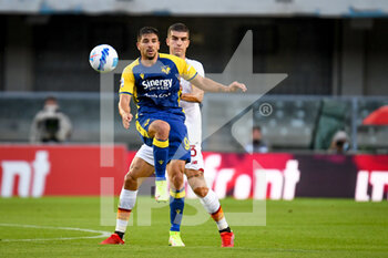 2021-09-19 - Nikola Kalinic (Verona) hindered by Roger Ibañez da Silva (Roma) - HELLAS VERONA FC VS AS ROMA - ITALIAN SERIE A - SOCCER