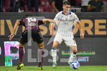 2021-09-18 - Atalanta's defender Joakim Maehle in action against Salernitana's defender Luca Ranieri  - US SALERNITANA VS ATALANTA BC - ITALIAN SERIE A - SOCCER