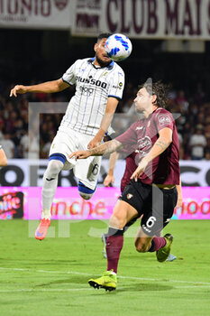 2021-09-18 - Atalanta's defender Jose Palomino jump for the ball with Salernitana's defender Stefan Strandberg  - US SALERNITANA VS ATALANTA BC - ITALIAN SERIE A - SOCCER