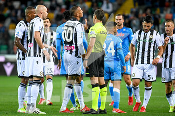 2021-09-20 - Rodrigo Nascimento Becao (Udinese) protests with the referee of the match Gianluca Manganiello - UDINESE CALCIO VS SSC NAPOLI - ITALIAN SERIE A - SOCCER
