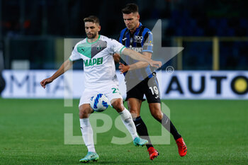 2021-09-21 - Berat Djimsiti (Atalanta Bergamasca Calcio) in pressing su Domenico Berardi (U.S. Sassuolo) - ATALANTA BC VS US SASSUOLO - ITALIAN SERIE A - SOCCER